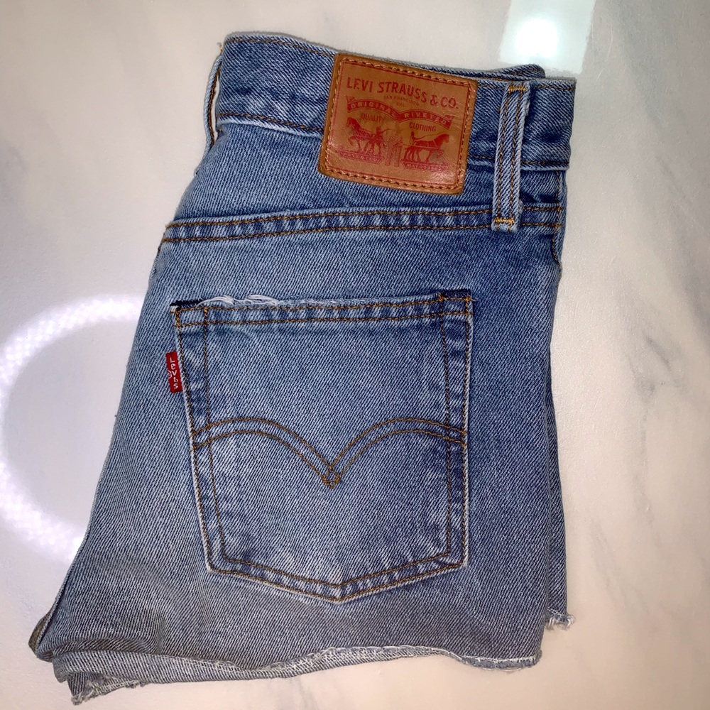 SIZE 27 LEVI SHORTS